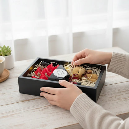 Luxury Love Set - Kutija sa 7 crvenih ruža, medom i LED Svetlom