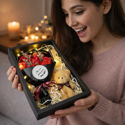 Luxury Love Set - Kutija sa 7 crvenih ruža, medom i LED Svetlom