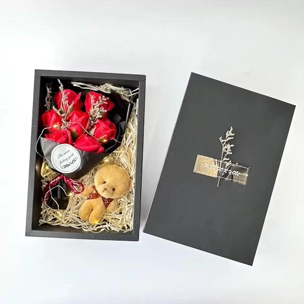 Luxury Love Set - Kutija sa 7 crvenih ruža, medom i LED Svetlom