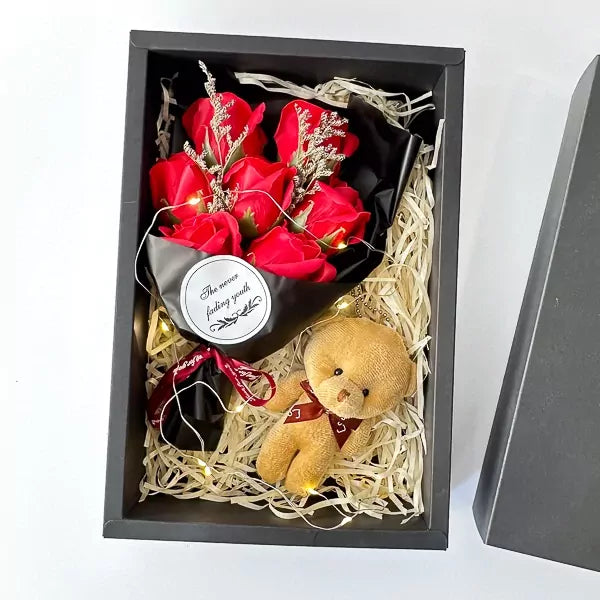 Luxury Love Set - Kutija sa 7 crvenih ruža, medom i LED Svetlom