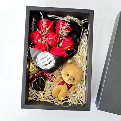 Luxury Love Set - Kutija sa 7 crvenih ruža, medom i LED Svetlom